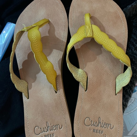 Reef Cushion Sandals in Brown and Yellow 2 pair slippers/flip flops - Picture 5 of 5